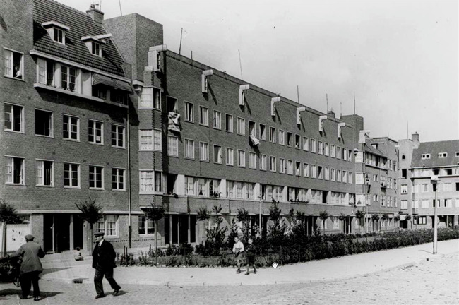 Kramatweg richting Tidorestraat, een historische foto met een mooi straatbeeld.
              <br/>
              Beeldbank Stadsarchief, jaren 1930